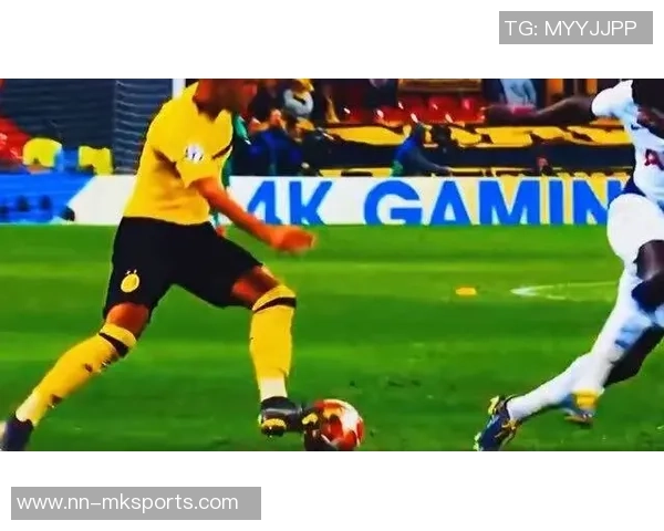 足球格里菲斯的传奇之路与他对足球的热爱与奉献精神